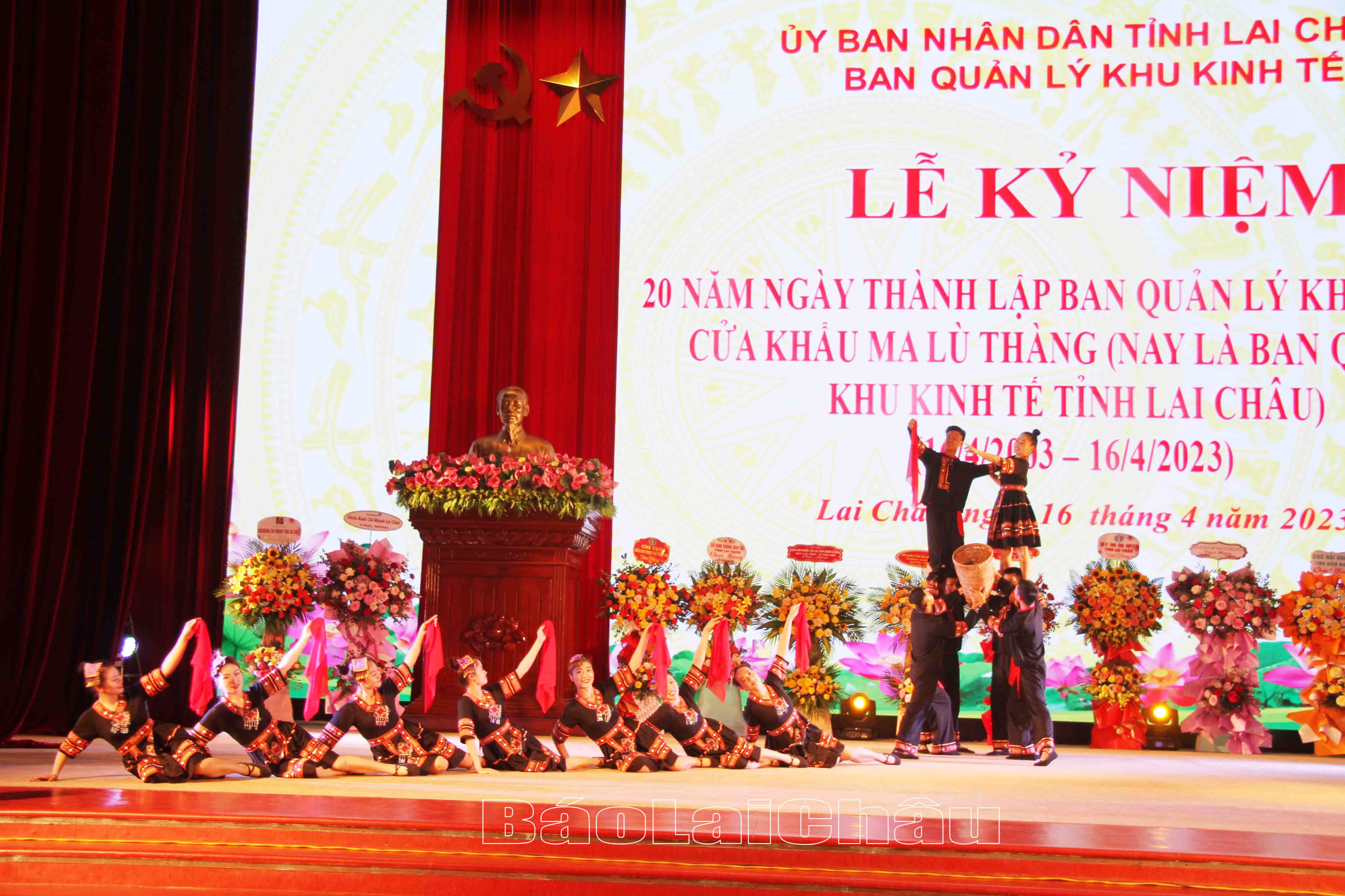 Văn nghệ chào mừng